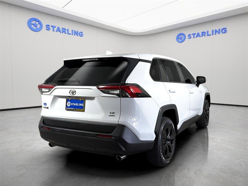 2022 Toyota RAV4 LE photo 7