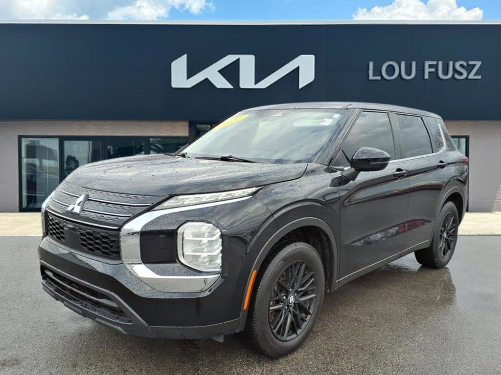 2022 Mitsubishi Outlander ES's photo