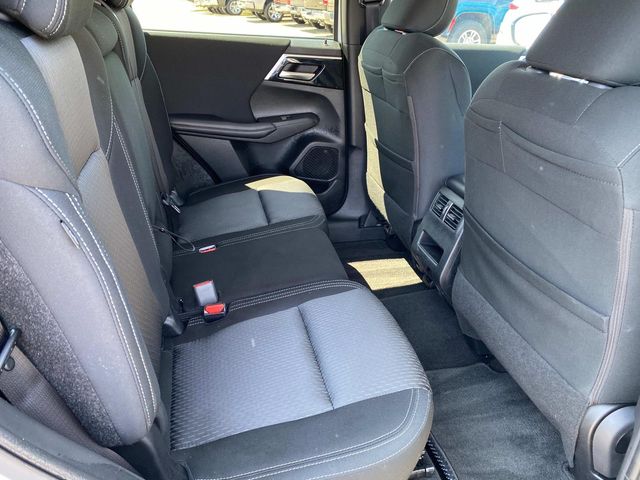 2024 Mitsubishi Outlander ES photo 21