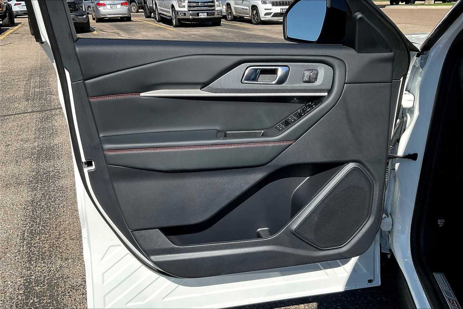 2025 Ford Explorer ST-Line photo 9