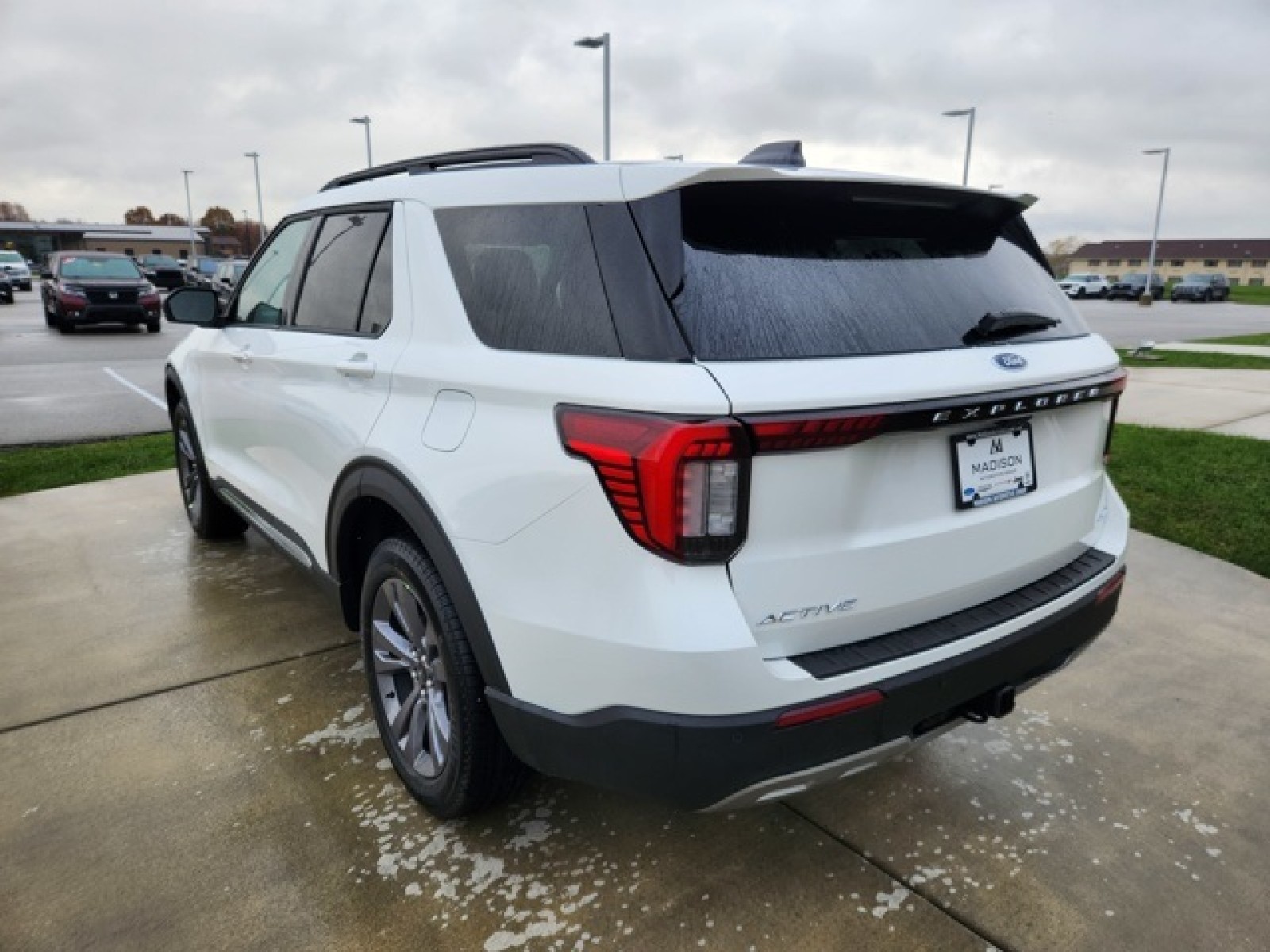 2025 Ford Explorer photo 3