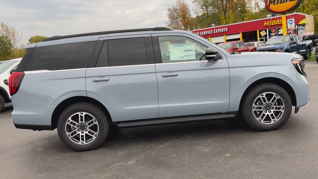 2025 Ford Expedition photo 2