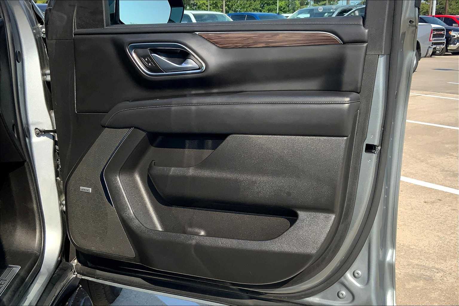 2024 Chevrolet Suburban LT photo 19