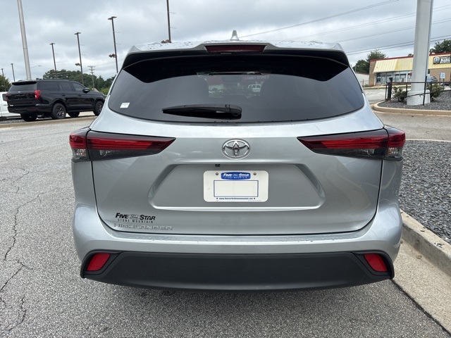 2024 Toyota Highlander LE photo 6