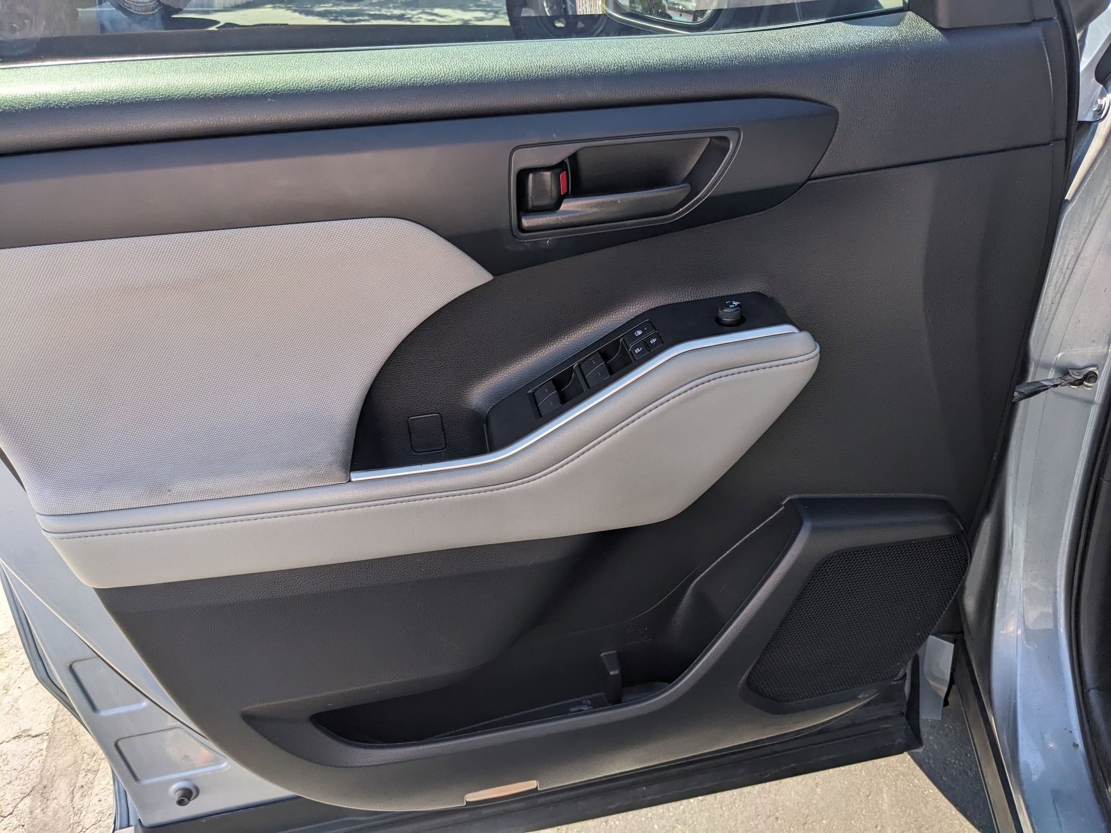 2021 Toyota Highlander Hybrid LE photo 11