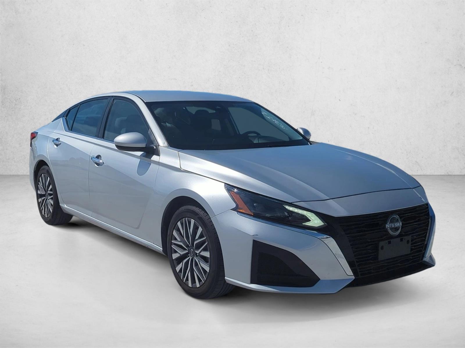 2023 Nissan Altima 2.5 SV photo 2