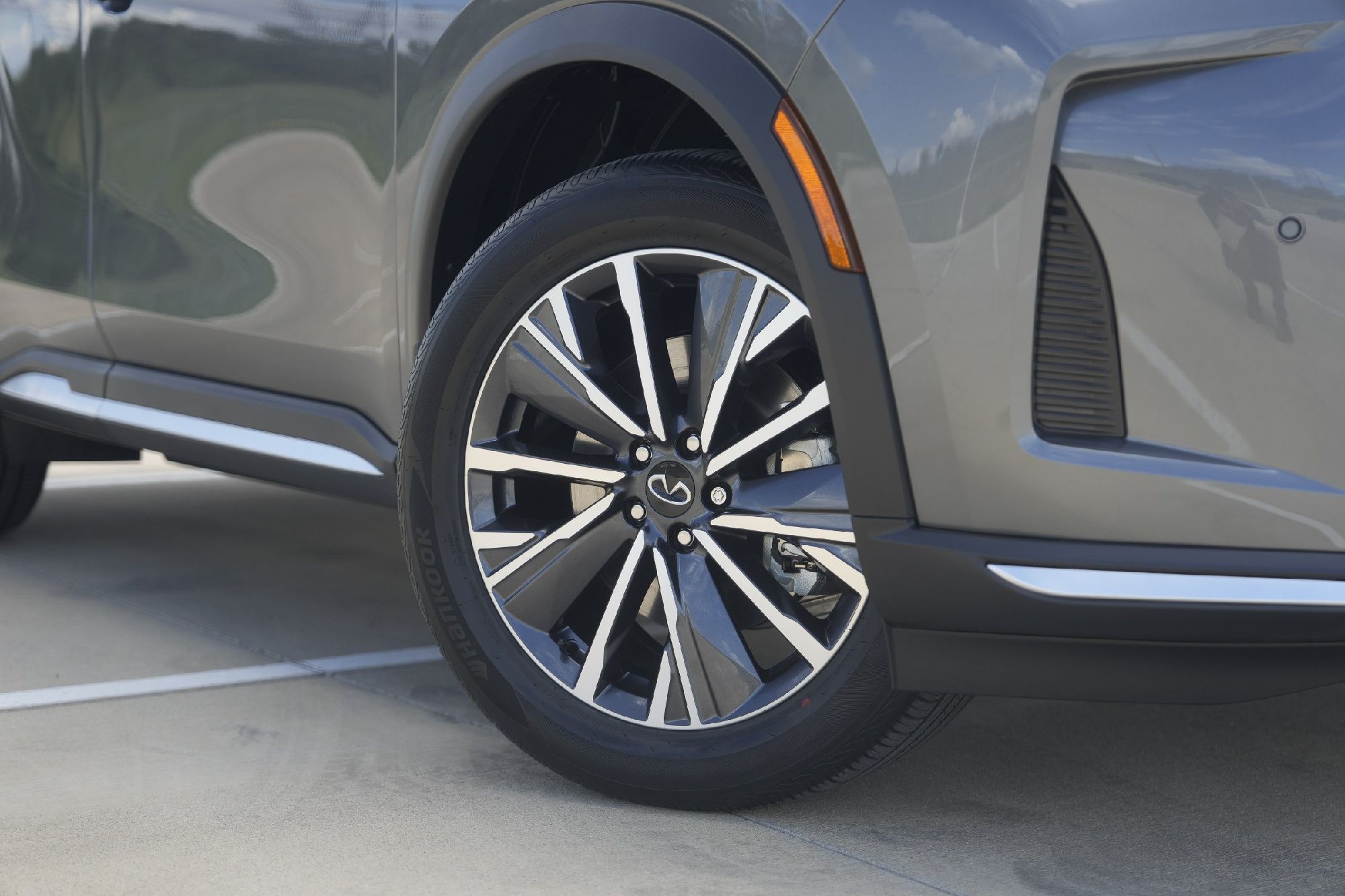 2026 Infiniti QX60 Luxe photo 2