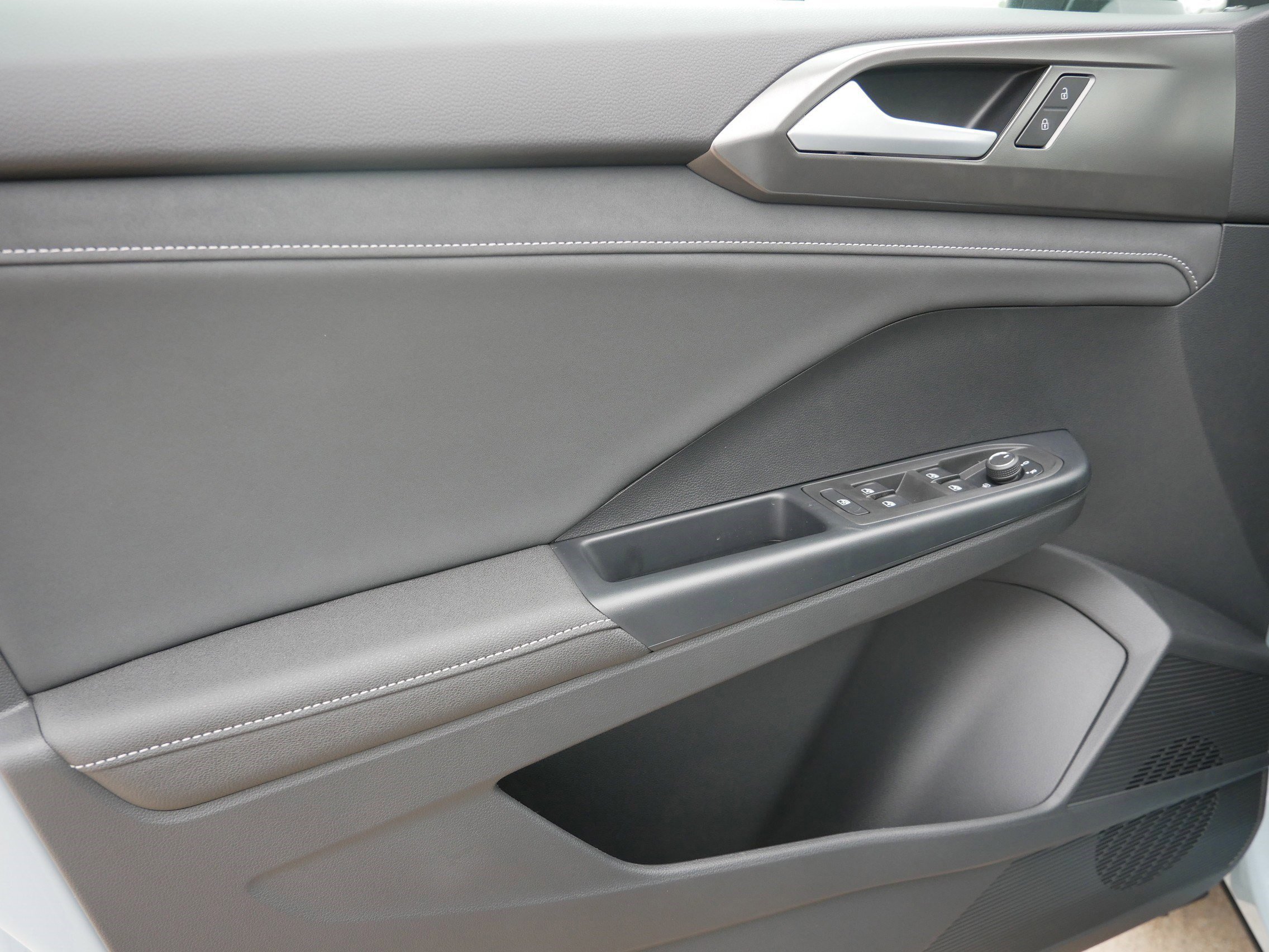 2025 Volkswagen Taos SE photo 4