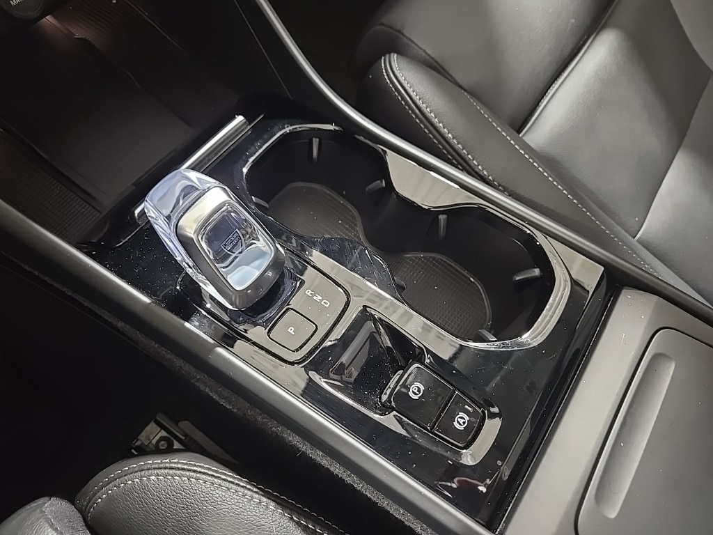 2025 Volvo XC40 Plus photo 11