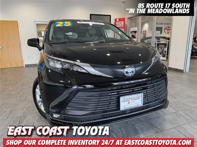 2025 Toyota Sienna XLE's photo