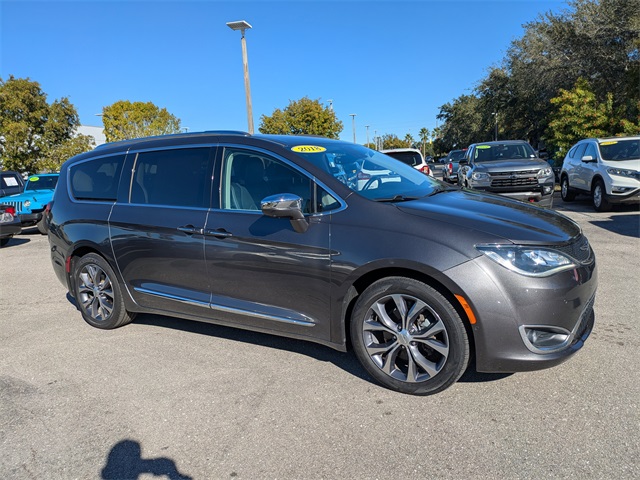 2018 Chrysler Pacifica Limited's photo