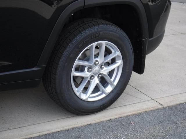 2025 Jeep Grand Cherokee Laredo photo 4