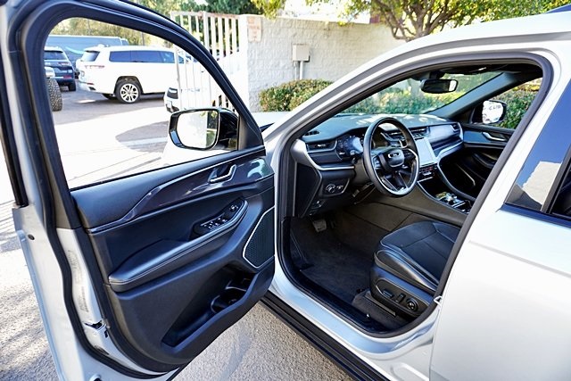 Used 2021 Silver Jeep Altitude image 38