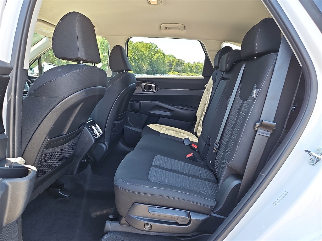 2025 Kia Sorento LX photo 9