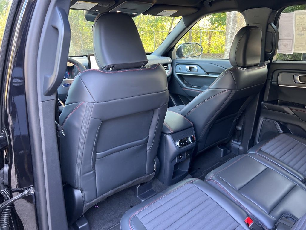 2025 Ford Explorer ST-Line photo 28