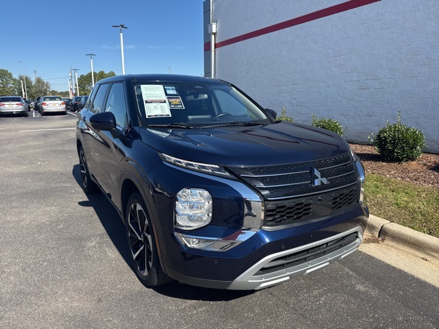 2024 Mitsubishi Outlander SE's photo