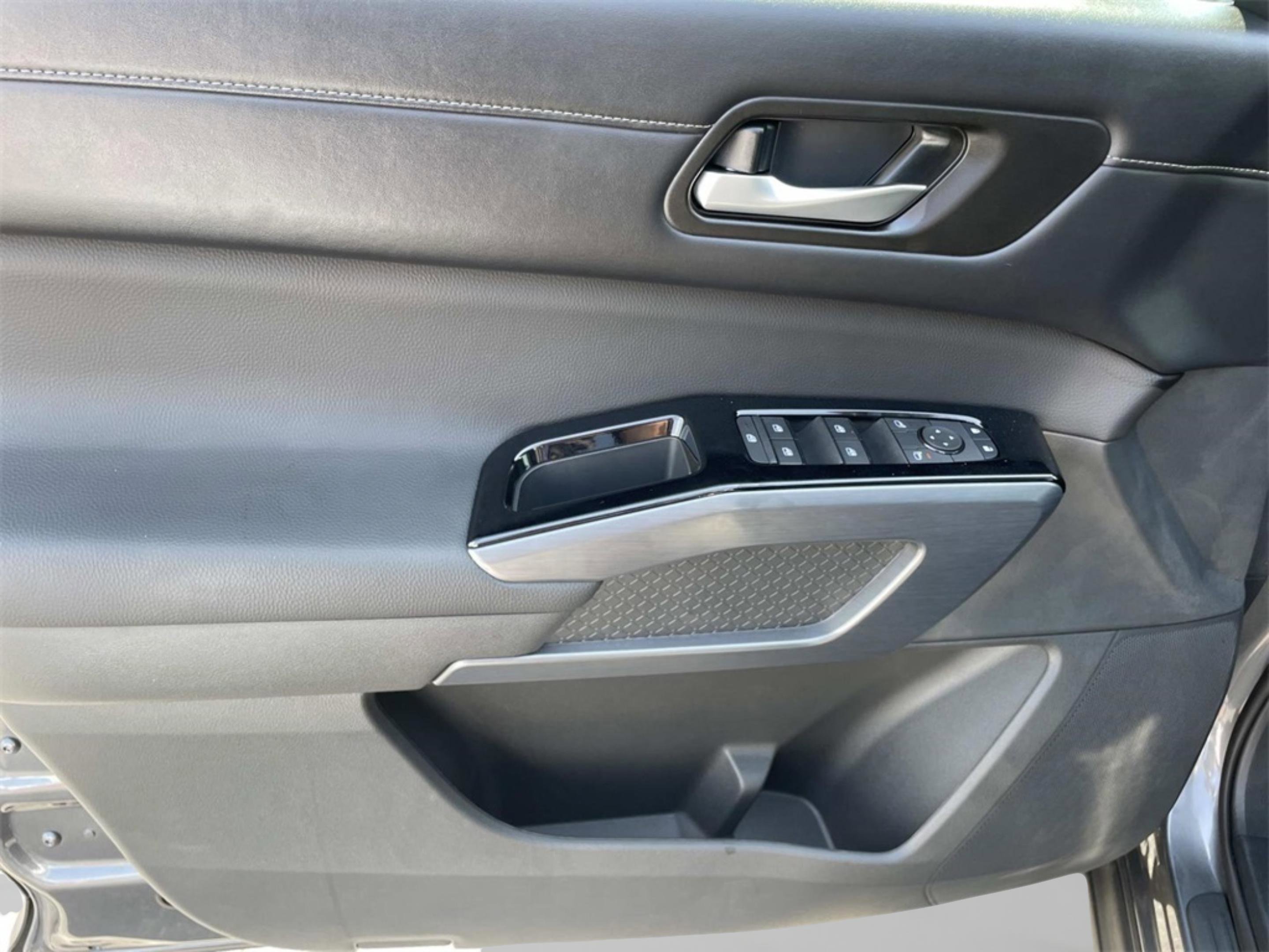 2025 Nissan Pathfinder SL photo 10