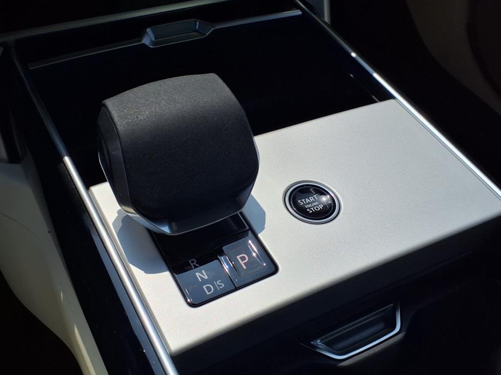 2025 Land Rover Range Rover SE photo 12