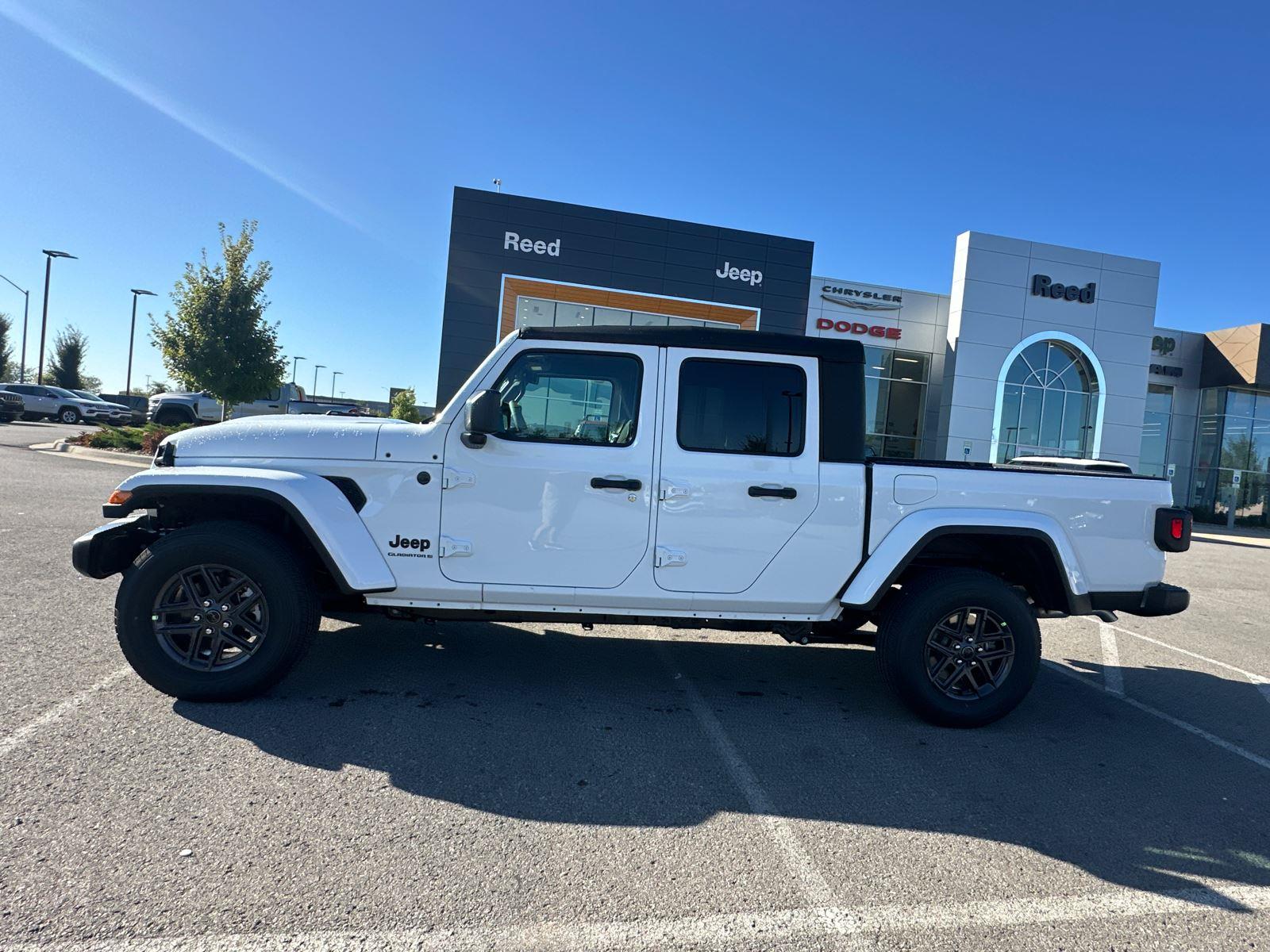 2025 Jeep Gladiator Sport S photo 2