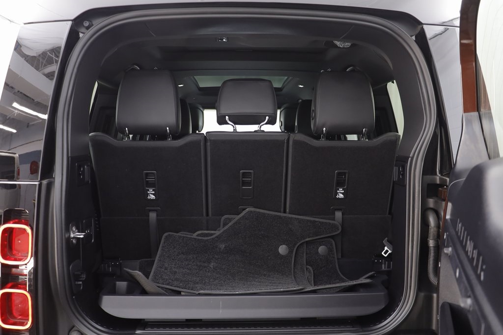 2025 Land Rover Defender 130 X-Dynamic SE photo 18