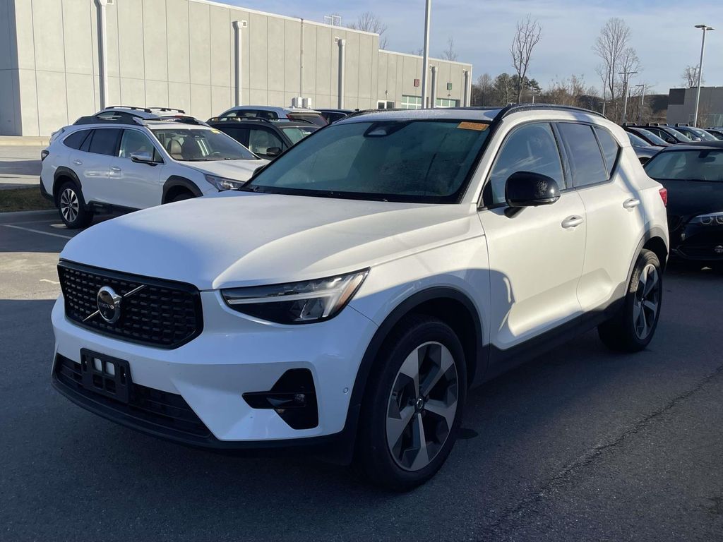 2024 Volvo XC40 Plus photo 2
