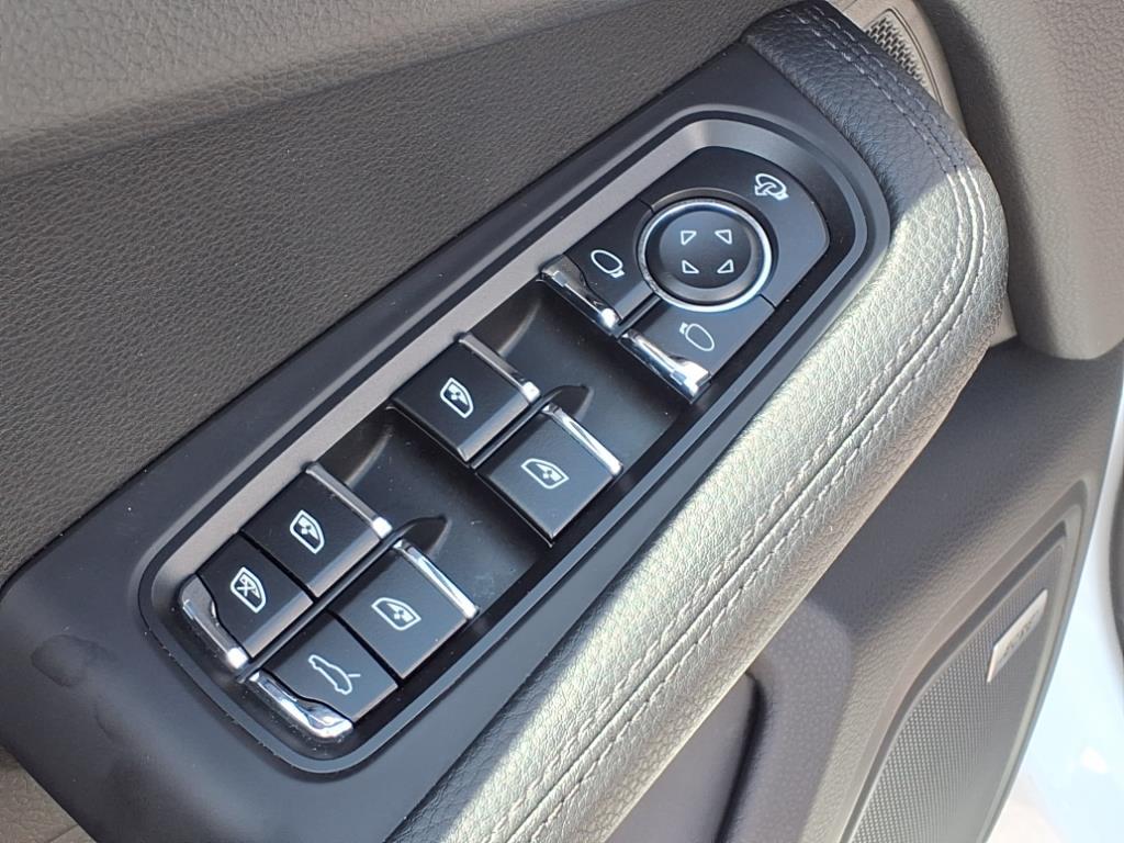 2024 Porsche Macan T photo 10
