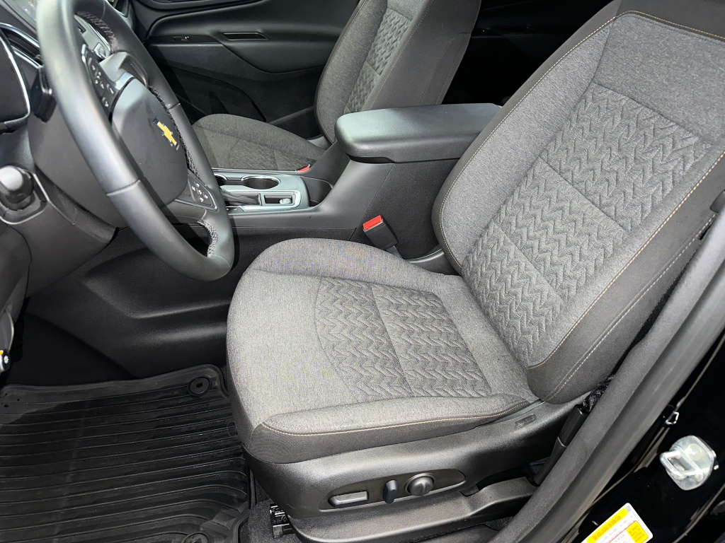 2023 Chevrolet Equinox LT photo 2