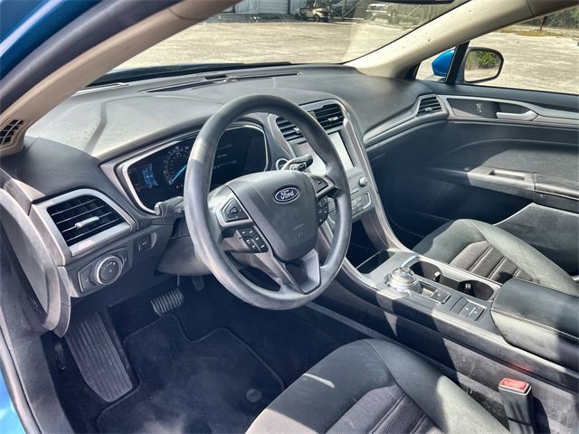 2020 Ford Fusion SE photo 2