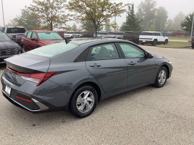 2025 Hyundai Elantra SE photo 4