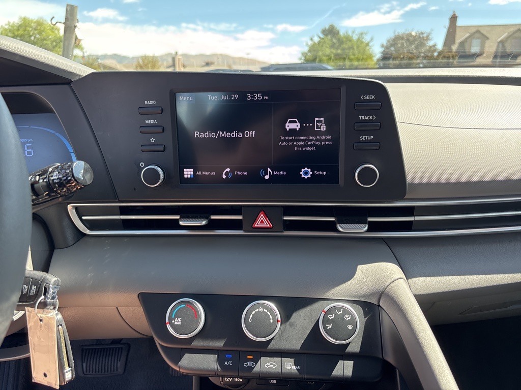 2024 Hyundai Elantra SE photo 13