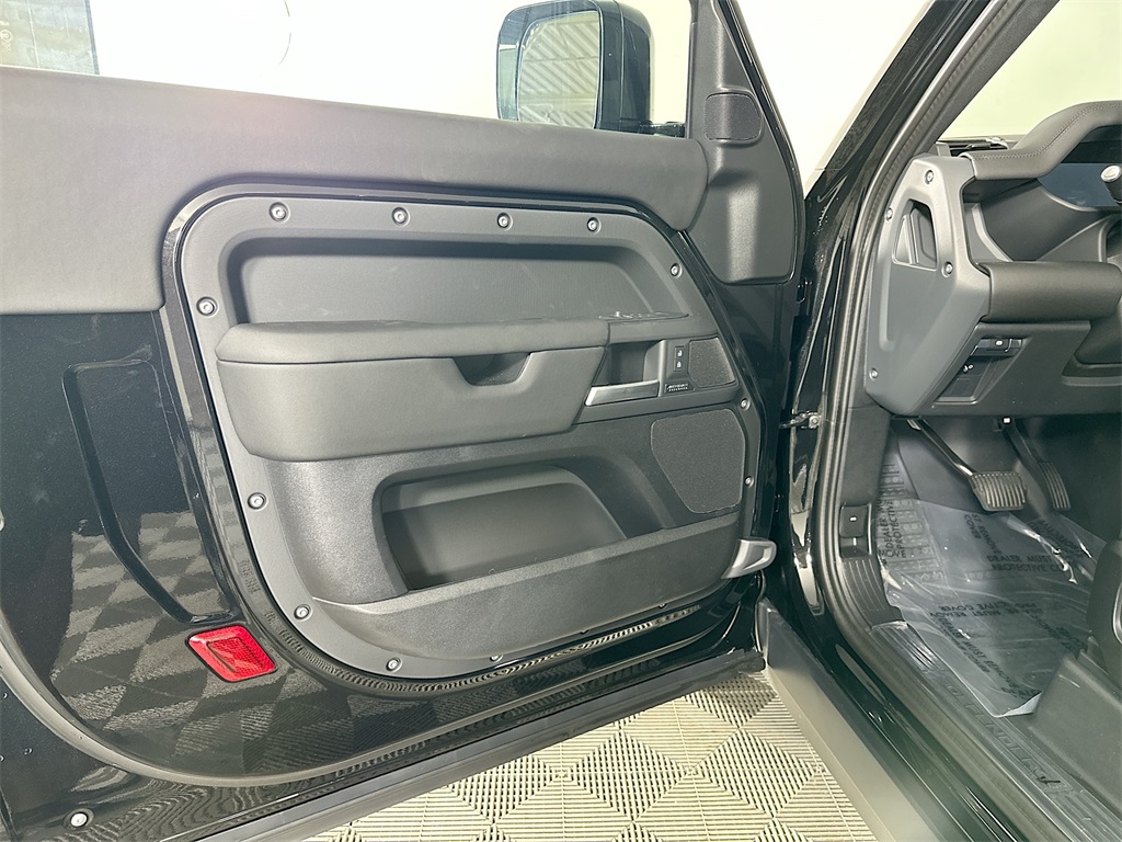 2025 Land Rover Defender 90 X-Dynamic SE photo 21