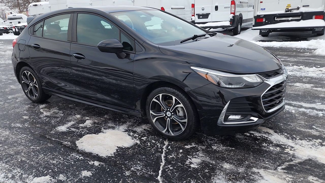 2019 Chevrolet Cruze LT photo 2