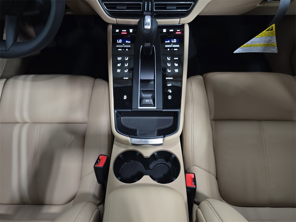 2026 Porsche Macan T photo 19
