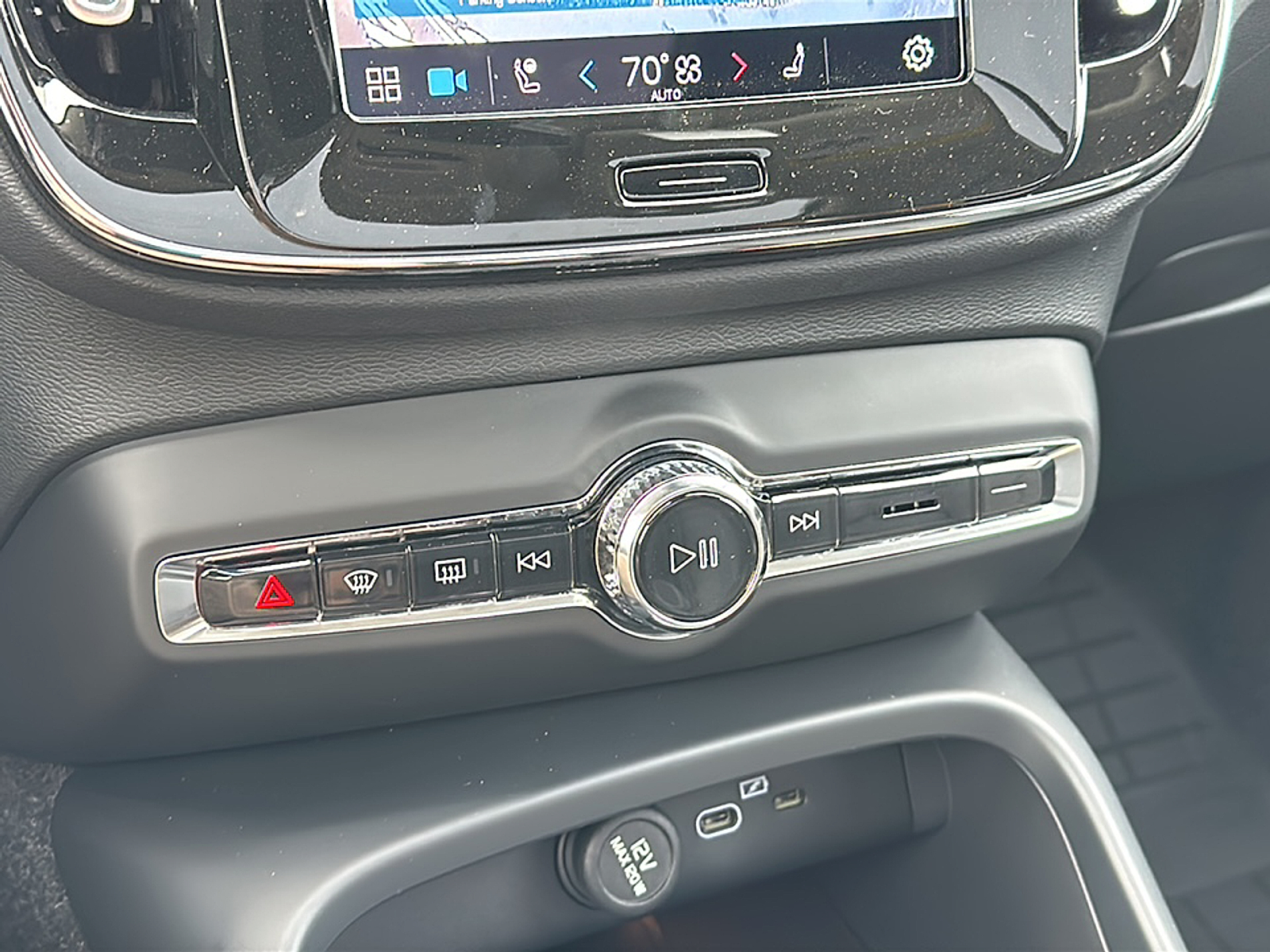 2025 Volvo XC40 AWD Plus photo 16