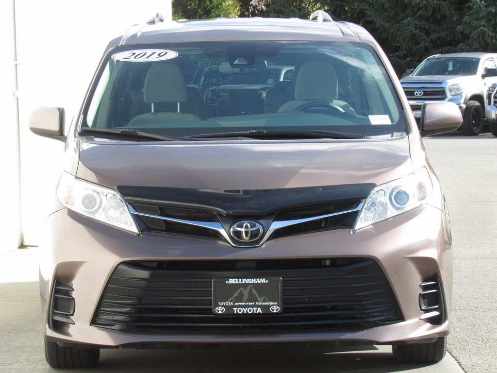 2019 Toyota Sienna LE photo 3