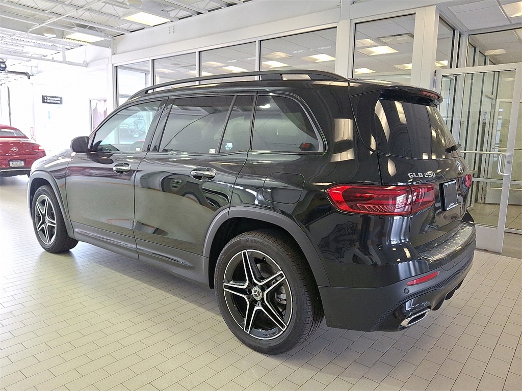 2026 Mercedes Benz GLB 250 4MATIC photo 2