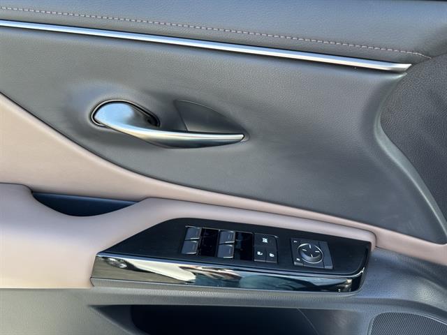 2025 Lexus ES Base photo 12