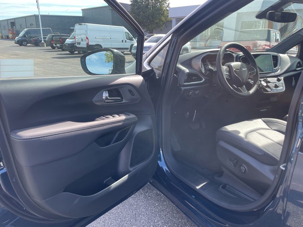 2025 Chrysler Pacifica photo 15