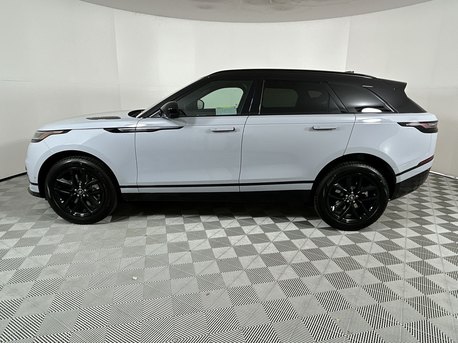 2026 Land Rover Range Rover Velar SE photo 2