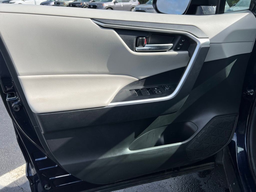 2023 Toyota RAV4 XLE Premium photo 19