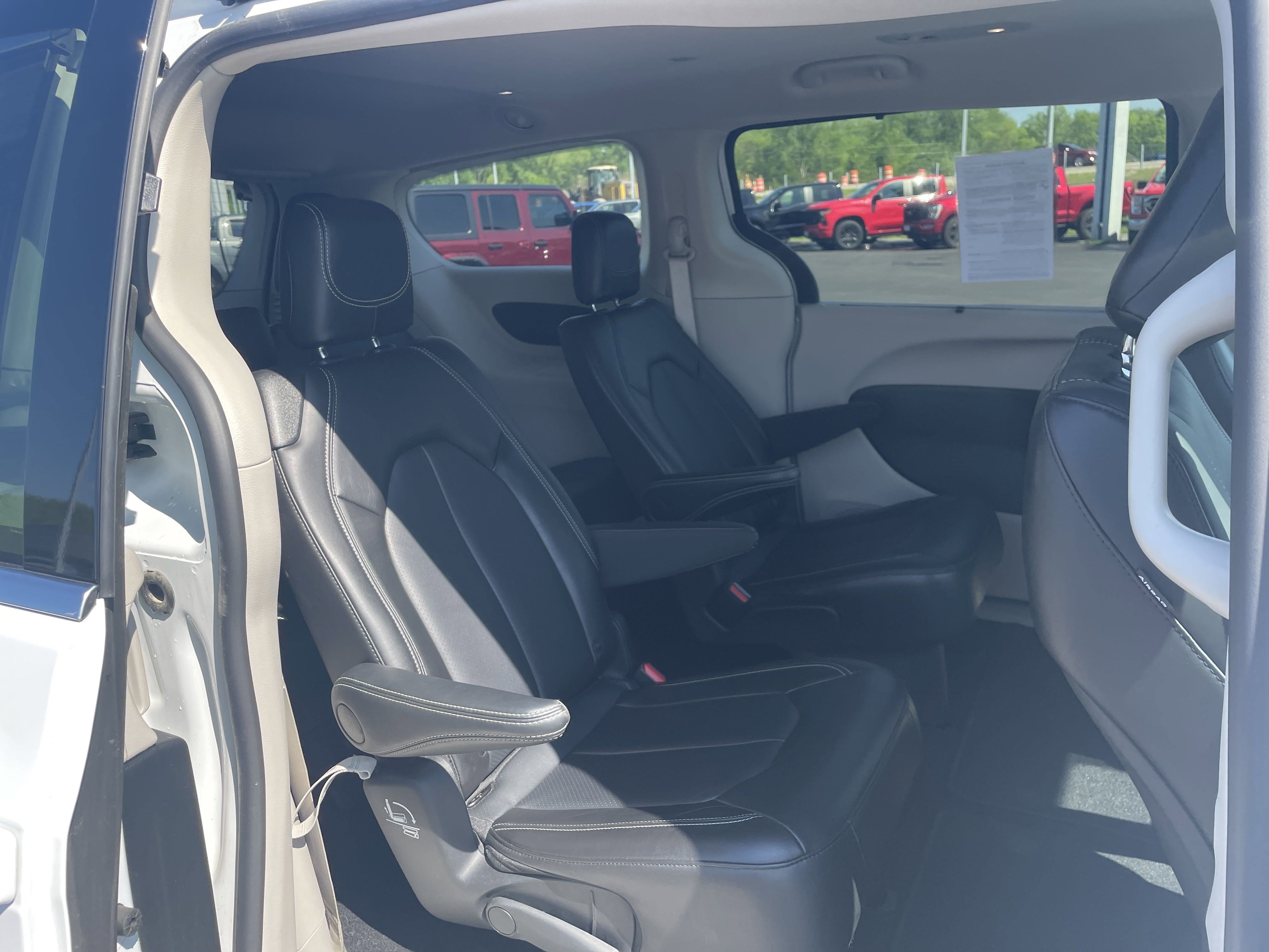 2024 Chrysler Pacifica Touring L photo 26