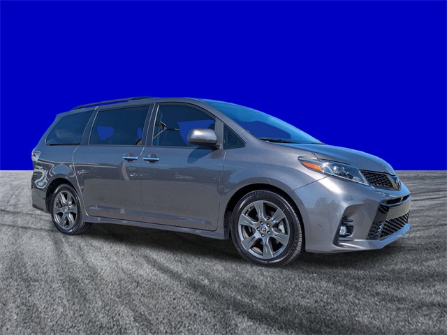 2019 Toyota Sienna SE photo 2