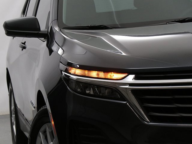 2022 Chevrolet Equinox LS photo 2