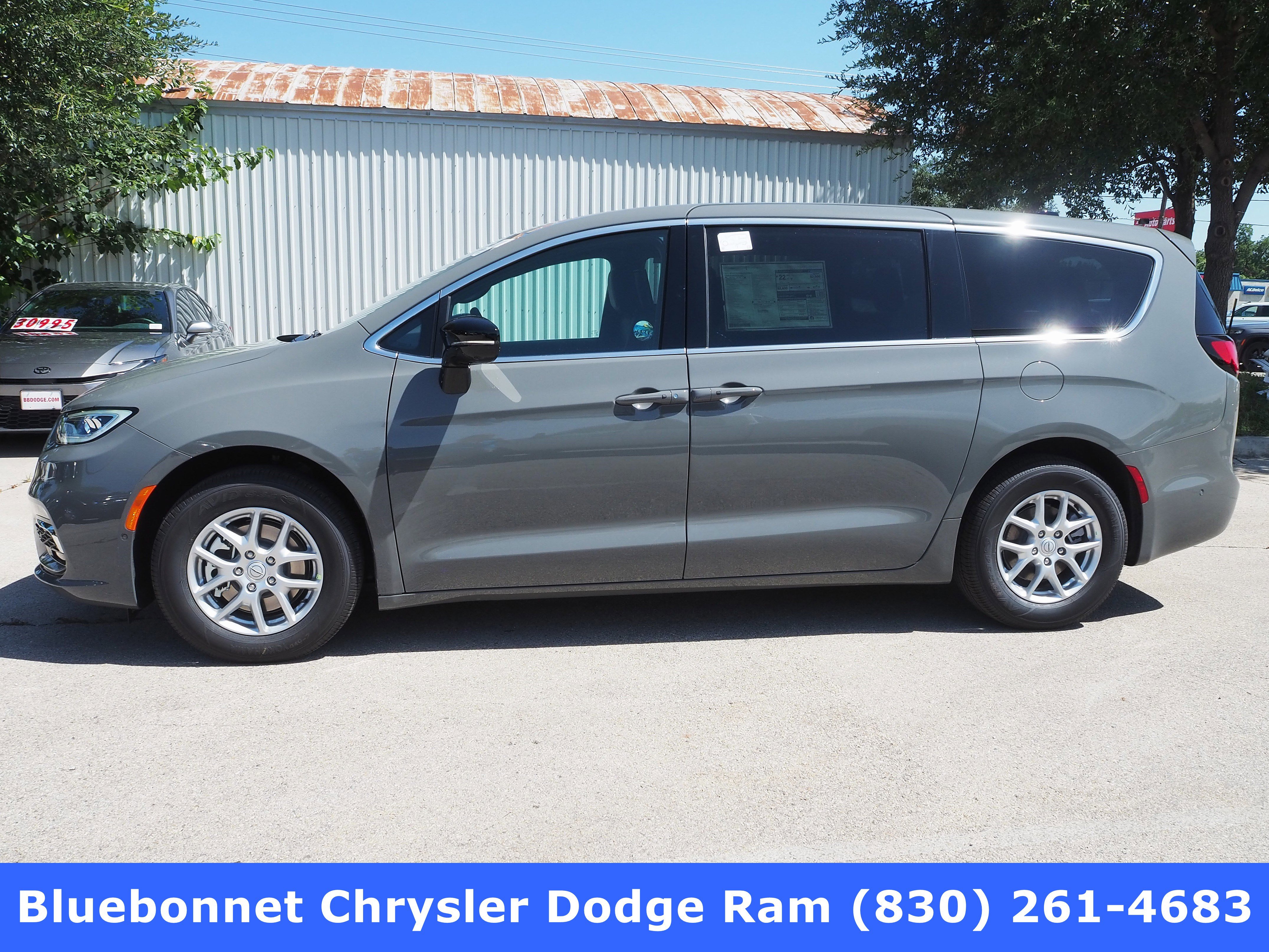 2025 Chrysler Pacifica Select's photo