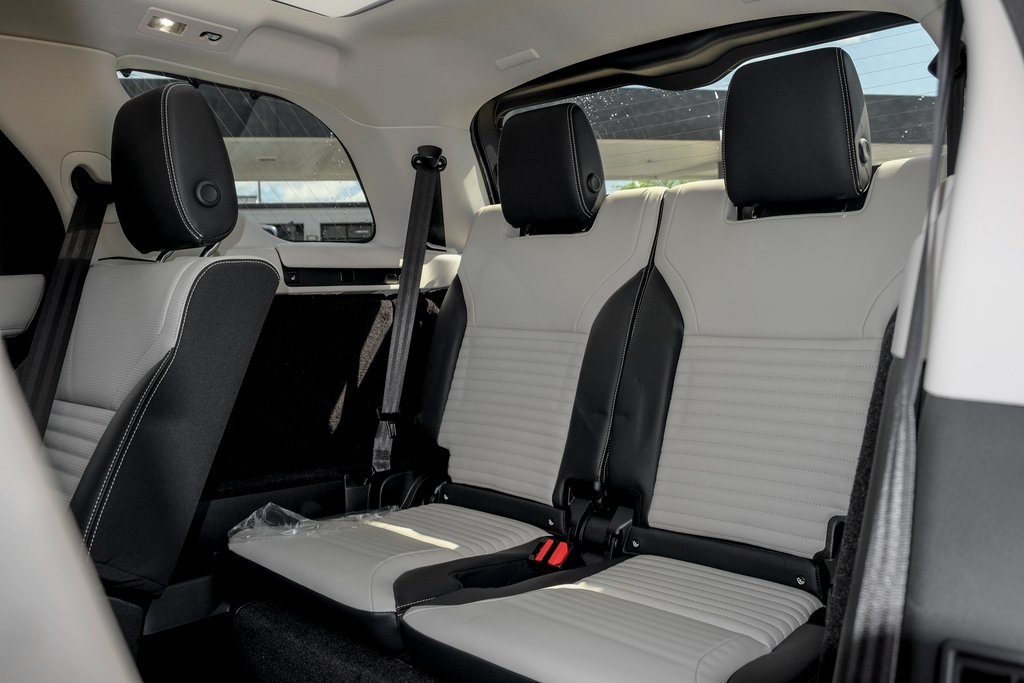2025 Land Rover Discovery Metropolitan Edition photo 13