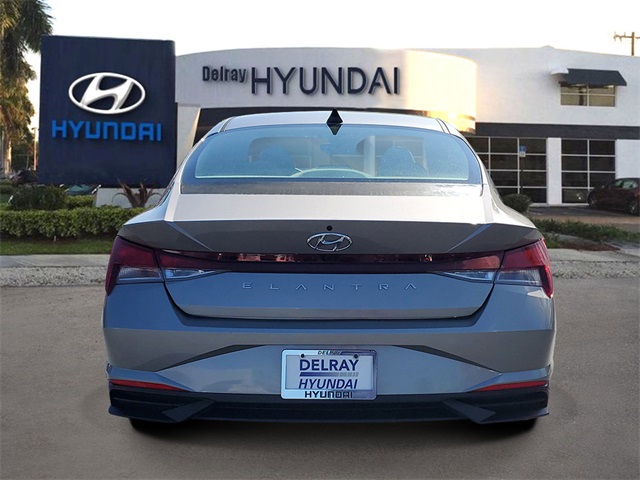 2022 Hyundai Elantra SEL photo 4
