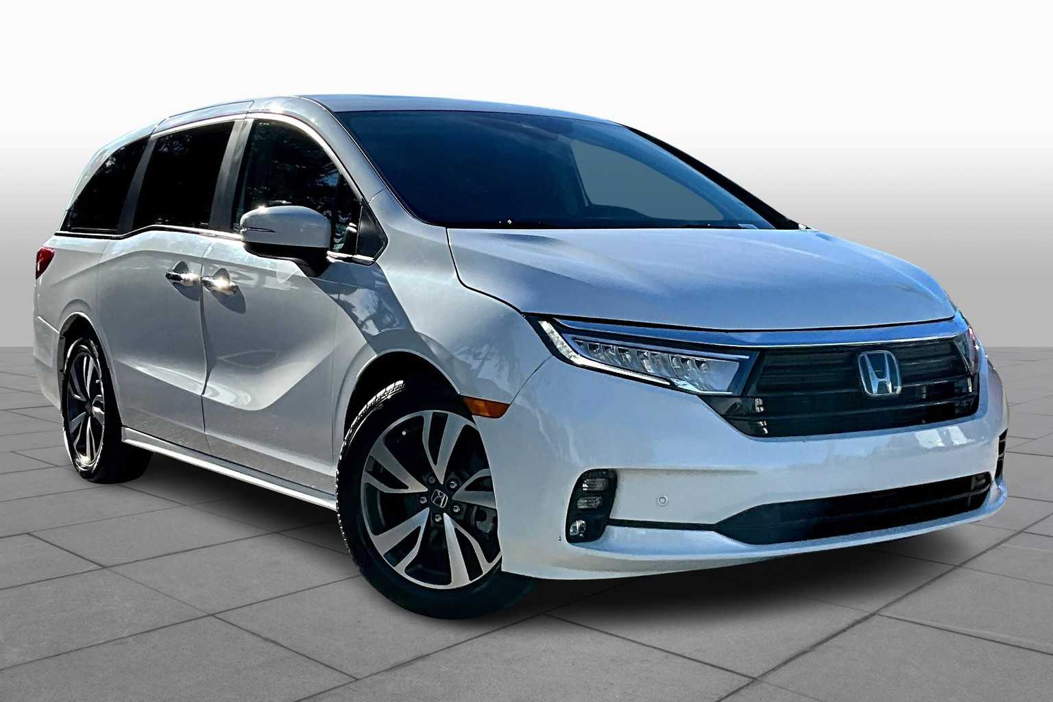 2023 Honda Odyssey Touring photo 2