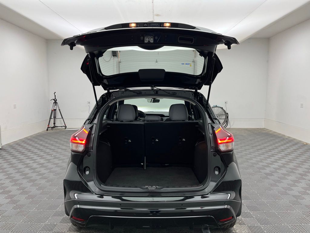 2023 Nissan Kicks SR photo 2