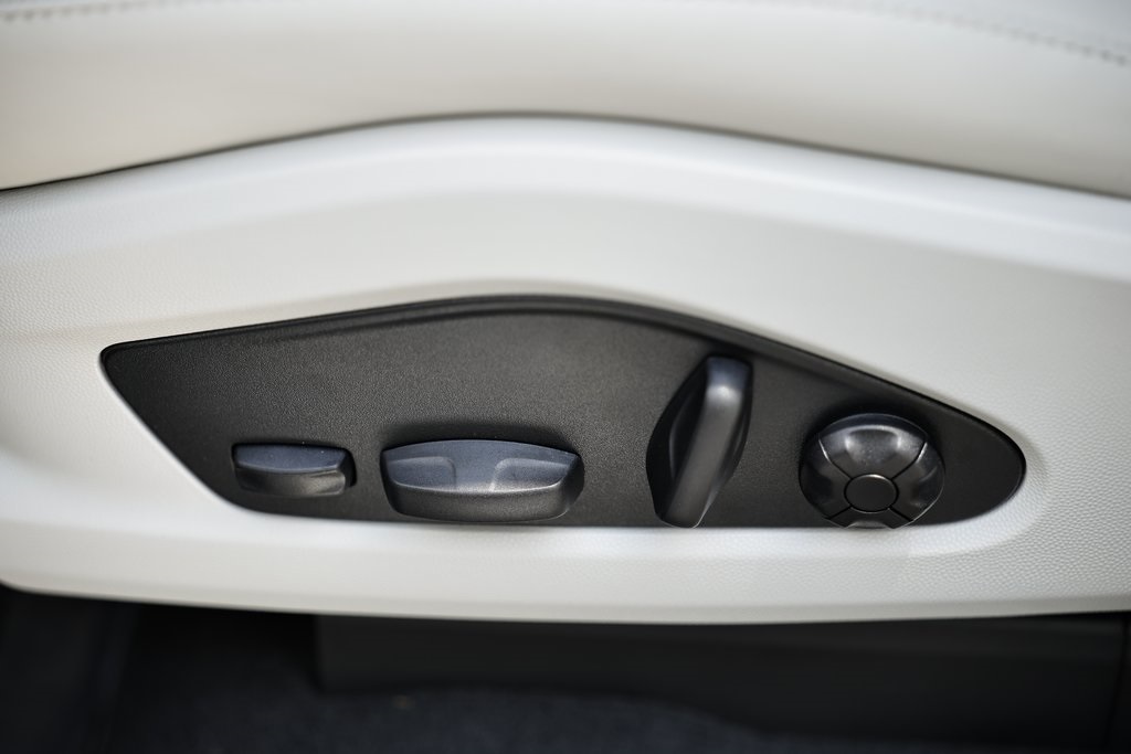 2025 Porsche Macan 4 Electric photo 25