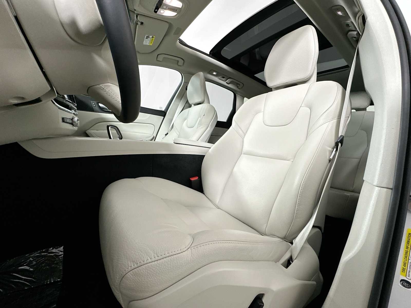 2025 Volvo XC60 B5 Core photo 17